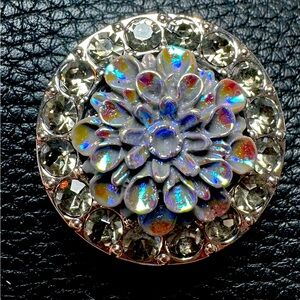 Magnolia and Vine 30mm Grand Aster Black Iridescent Snap